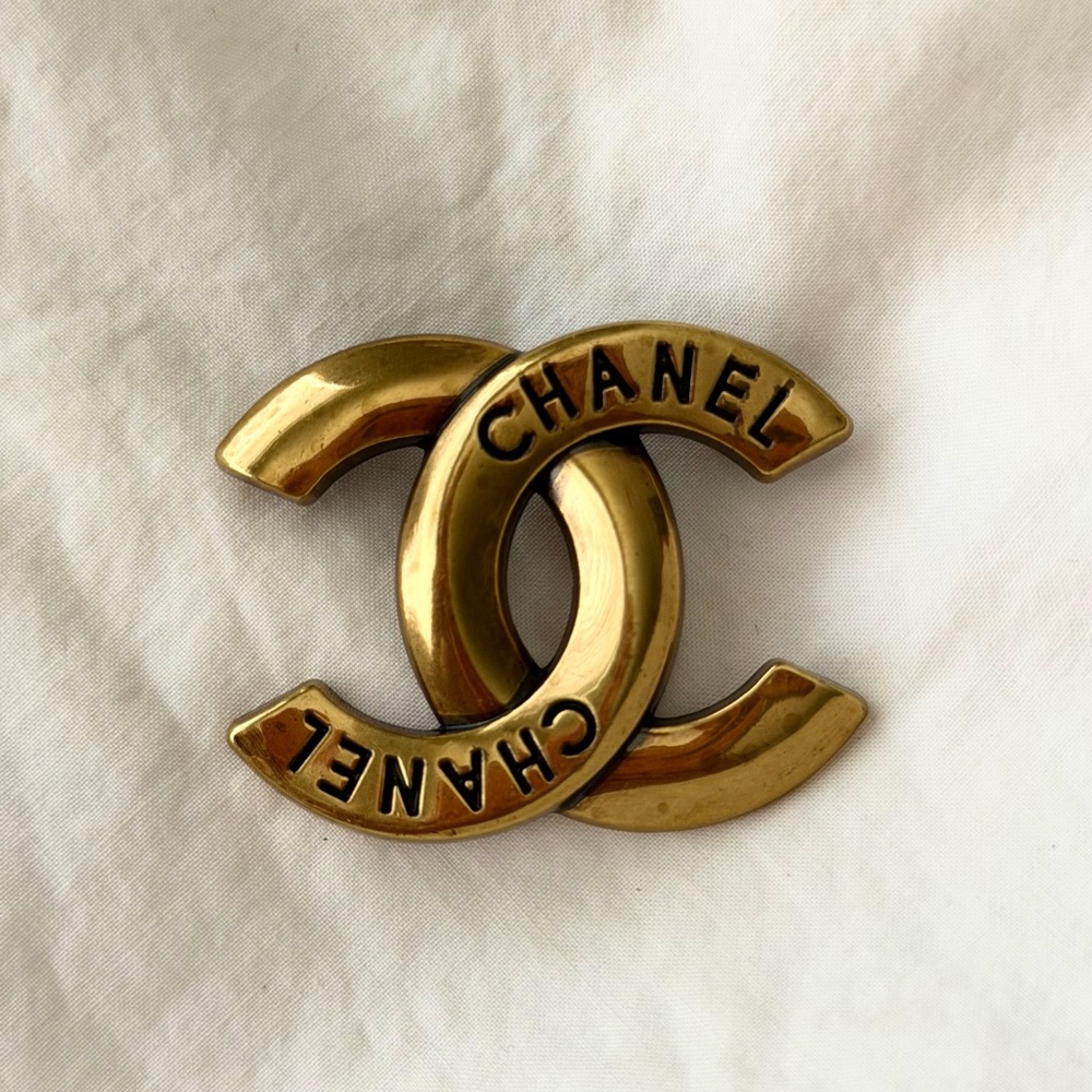 CHANEL Gold-Tone Embossed CC Logo Brooch - Picture 3 of 8